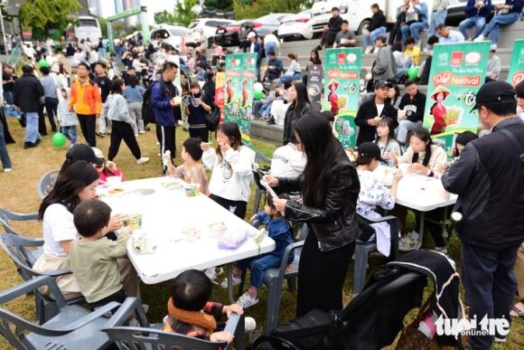11 Khach Xep Hang Dai Cho Vao Le Hoi Vietnam Pho Festival Tai Seoul