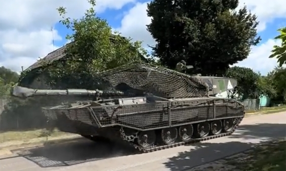 1 Ukraine Lap Man Chong Drone Cho Xe Tang Challenger 2