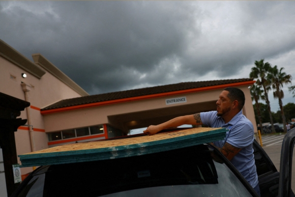 2 Sieu Bao Milton Tang Cap Tro Lai Voi Suc Gio 270kmh Nguoi My Nin Tho