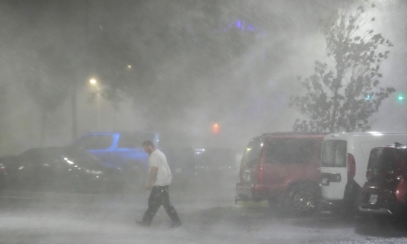 2 Bao Milton Can Quet Florida Gay Mua Nghin Nam Co Mot