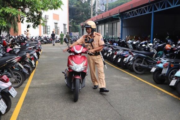 3 Hoc Sinh Bat Khoc Khi Csgt Vao Tan Truong Kiem Tra Xe May