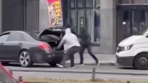 1 Cuop Xe Cho Tien Tao Ton O Berlin Dau Sung Du Doi