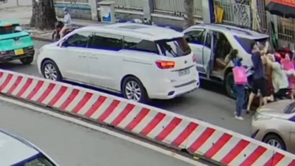 1 Canh Sat Trieu Tap Tai Xe Danh Nguoi Toi Tap Truoc Benh Vien Tu Du