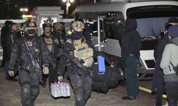 1 Ong Yoon Bi Cao Buoc Cho Phep No Sung Trong Dem Thiet Quan Luat