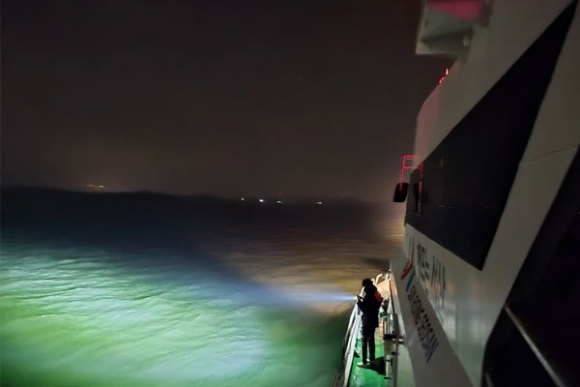 1 Han Quoc Pha Cho O To Bi Lat Ngoai Khoi Bo Bien Tay Nam Nhieu Nguoi Mat Tich