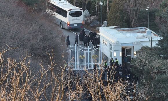 2 Bat Dong Khien Doi Can Ve De Canh Sat Bat Tong Thong Han Quoc