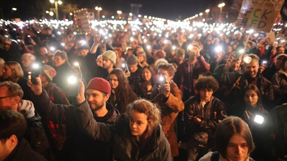 3 Hon 100000 Nguoi Bieu Tinh Truoc Cong Brandenburg Chong Lai Chu Nghia Cuc Huu