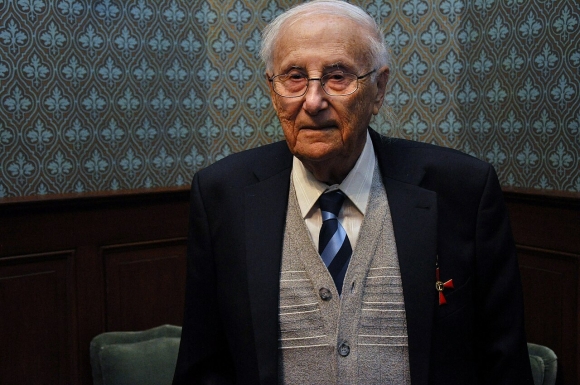 1 Nguoi Song Sot Sau Tham Sat Holocaust 99 Tuoi Tra Lai Giai Thuong Cua Duc De Phan Doi Cuoc Bo Phieu Cua Quoc Hoi