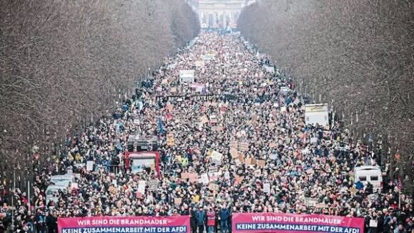 2 Duc Bieu Tinh Phan Doi Cducsu Pha Bo Buc Tuong Lua Cuc Doan