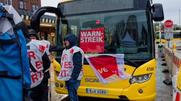 1 Canh Bao Dinh Cong Giao Thong Cong Cong O Berlin Vao Thu Hai Hanh Khach Doi Mat Voi Nhieu Kho Khan