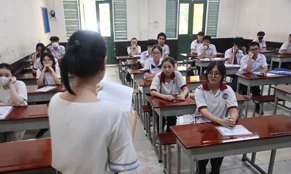 'Toàn học sinh khá, giỏi, sao còn phải học thêm?'