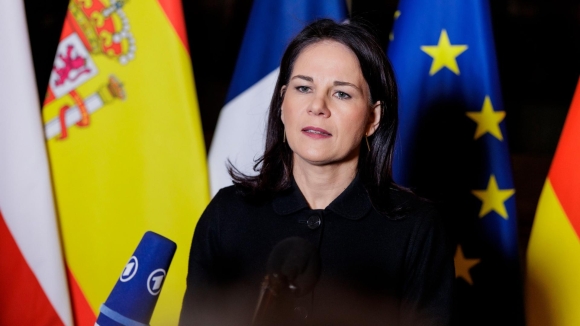 1 Baerbock Canh Bao Trump Khong Nen Dam Phan Voi Putin Qua Dau Ukraine