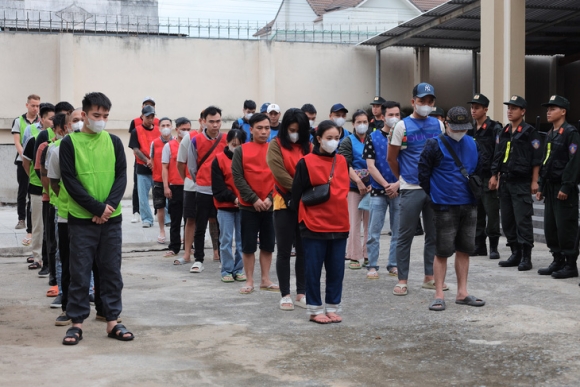 'Công xưởng' vận hành hàng ngàn tài khoản Facebook ảo hoạt động ra sao?