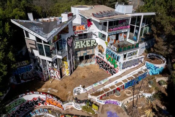 1 Hinh Ve Bay Phan Anh Nghich Ly Trong Cuoc Khung Hoang Nha O Tai Los Angeles