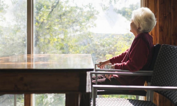 'Hối hận vì quyết định đưa mẹ ra nước ngoài dưỡng già'