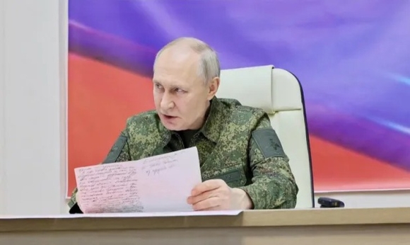 1 Bao Ukraine Ong Putin Mac Quan Phuc Bat Chuoc Ong Zelensky