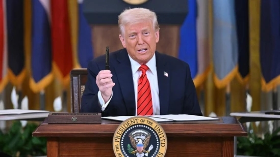 1 Ong Trump Ky Lenh Giai The Bo Giao Duc