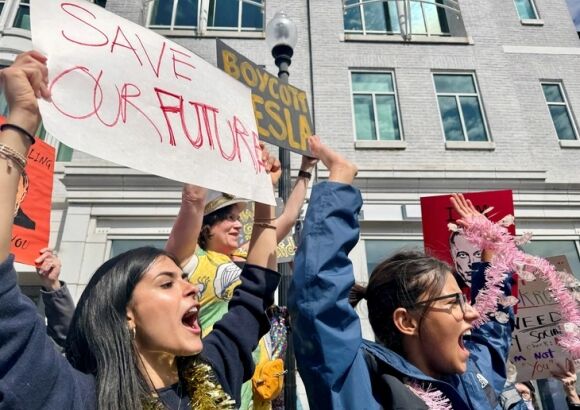 1 Bieu Tinh Chong Ong Musk Lan Ra Ngoai My