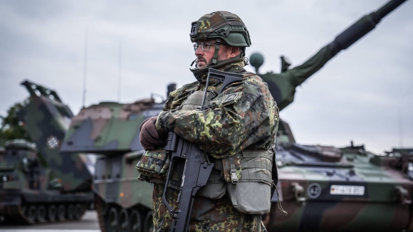 1 Chau Au Tang Toc Tai Vu Trang Dau Tu Hang Ty Euro De Cung Co Phong Thu