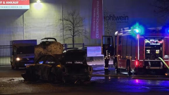 2 Vu Cuop Xe Boc Thep Cho Tien Tao Ton Tai Berlin Nhom Cuop Co Vu Trang Chan Xe Dot Phuong Tien De Tau Thoat