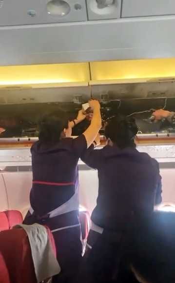 1 Hong Kong Cam Hanh Khach Dem Va Su Dung Sac Du Phong Tren May Bay