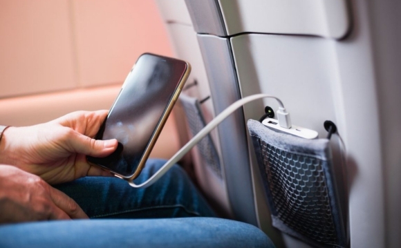 1 Vietnam Airlines Vietjet De Nghi Khach Khong Su Dung Sac Du Phong Tren May Bay