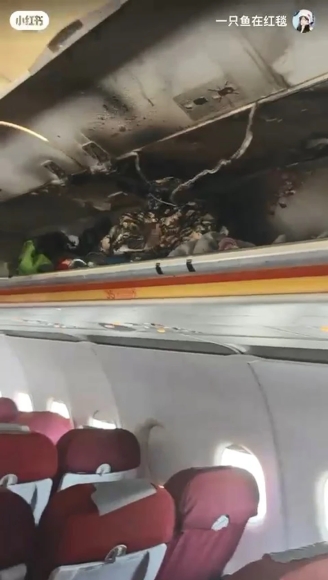 2 Hong Kong Cam Hanh Khach Dem Va Su Dung Sac Du Phong Tren May Bay