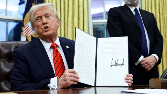 1 My Ap Thue 25 Doi Voi O To Nhap Khau Lan Song Phan Doi Toan Cau Ngay Cang Gia Tang