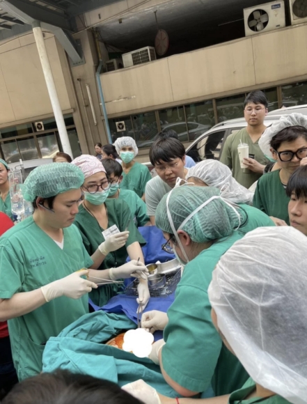 1 Bac Si O Bangkok Phau Thuat Ngoai Troi Cuu Nguoi Trong Luc Dong Dat