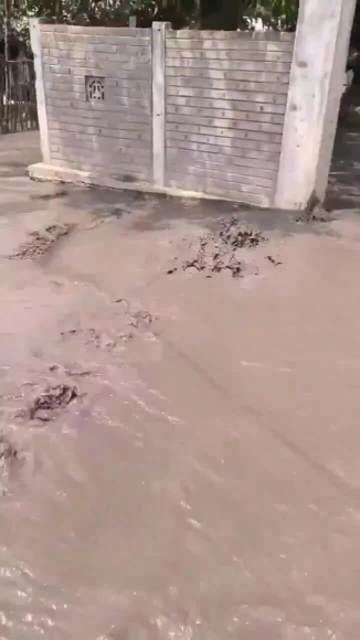 1 Nuoc Ngam Phun Len Xoi Xa Sau Dong Dat O Myanmar