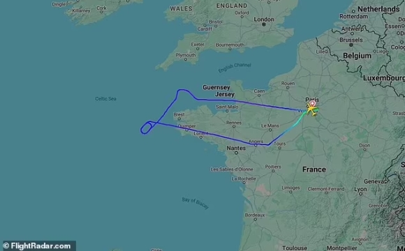 2 May Bay Bat Ngo Chuyen Huong Vi Hanh Khach Lam Mat Dien Thoai