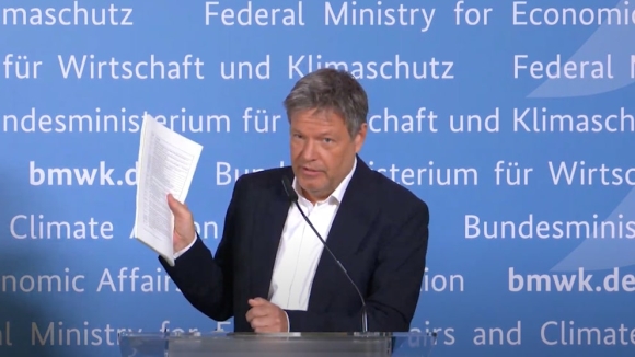 1 Bo Truong Kinh Te Duc Keu Goi Eu Doan Ket Doi Pho Voi Thue Quan My