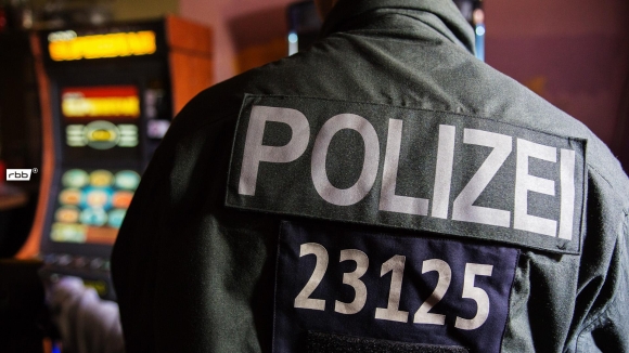 1 hang tram canh sat tham gia chien dich truy quet co bac trai phep tai berlin