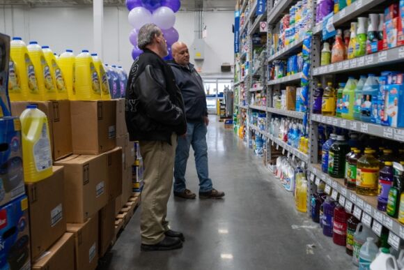 2 Nguoi My Phan Ung Trai Chieu Voi Thue Doi Ung Cua Ong Trump