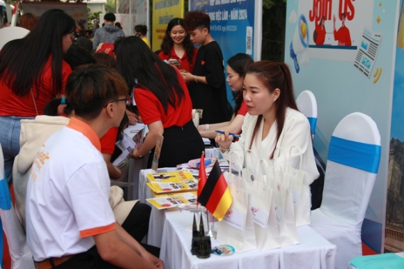 1 Duc Thieu Hut Lao Dong Tram Trong Sinh Vien Viet San Sang Nhung Van E Ngai Tieng Duc