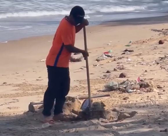 1 Du Khach Ngo Ngang Khi Nhan Vien Khu Du Lich Chon Rac Tren Bai Bien Mui Ne