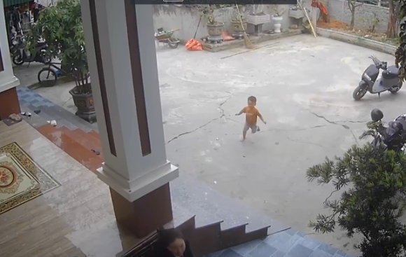 1 Nhanh Tri Cuu Duoc Ban Roi Xuong Ho Be Trai 3 Tuoi Nhan Mua Like