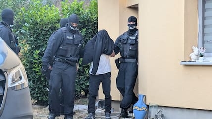 1 Canh Sat Duc Triet Pha Duong Day Buon Nguoi Giai Cuu Phu Nu Viet Nam Bi Ep Ban Dam