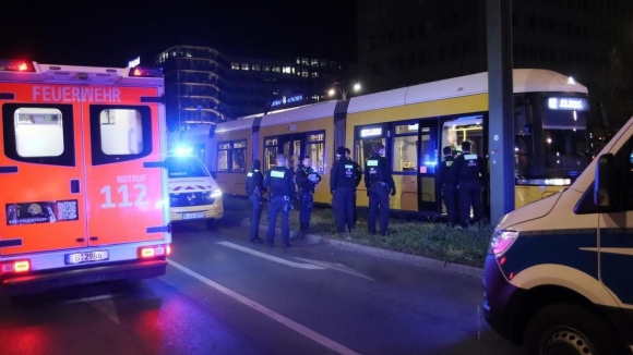 1 Berlin Nguoi Dan Ong Bi Dam Trong Thuong Tren Tau Dien O Alexanderplatz Nghi Pham Dang Bo Tron