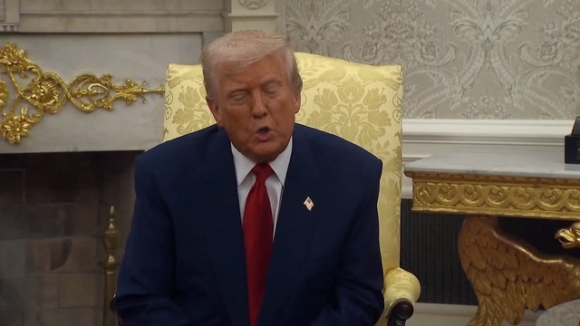 1 Bai Dang Khien Ong Trump Doi Mat Cao Buoc Thao Tung Thi Truong