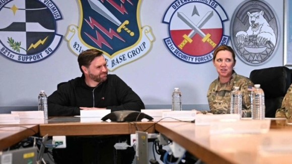 1 My Sa Thai Nguoi Dung Dau Can Cu O Greenland