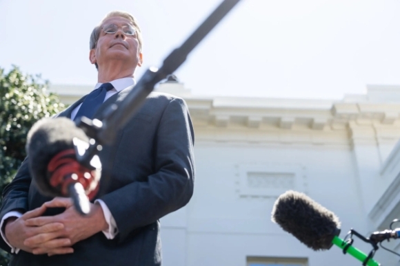 1 The Luc Khien Donald Trump Phai Quay Xe