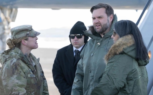 2 My Sa Thai Nguoi Dung Dau Can Cu O Greenland