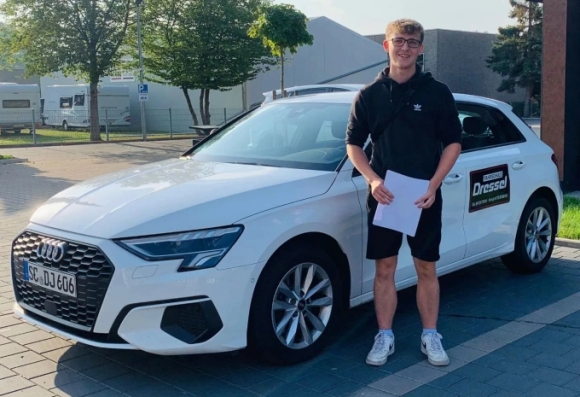 2 Nguoi Tre Duc Giam Hoc Lai Xe Vi Chi Phi Dat