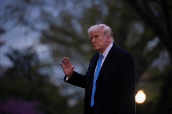 1 Sieu Fan Cua Ong Trump Quay Lung