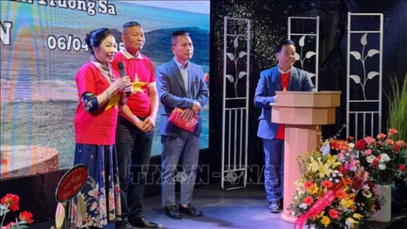 2 Nguoi Viet Tai Duc Ket Noi Lan Toa Va Dong Hanh Cung Truong Sa Than Yeu