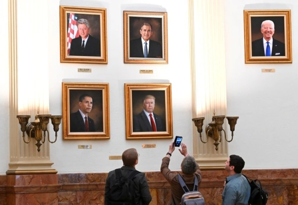 2 Tong Thong Trump Thay Anh Ong Obama Trong Nha Trang Bang Tranh Minh Bi Am Sat Hut