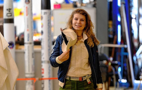 1 Nguoi Phu Nu Duc Dau Tien Bay Vao Vu Tru Tro Ve Trai Dat