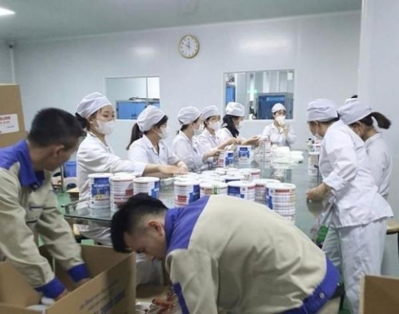 1 Vu San Xuat Sua Bot Gia Cho Tre So Sinh Ba Bau Cac Bi Can Khai Cho Vao Mot So Chat Phu Gia