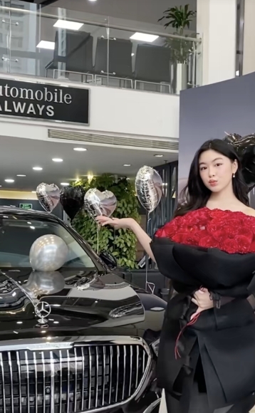 1 Con Gai Quyen Linh Mua Xe Hon 8 Ti O Tuoi 19 Gay Tranh Cai Vi Sao